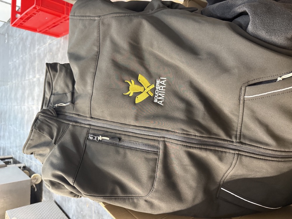 Veste softshell brodée au logo de la Boucherie Amirai, photographiée chez le client